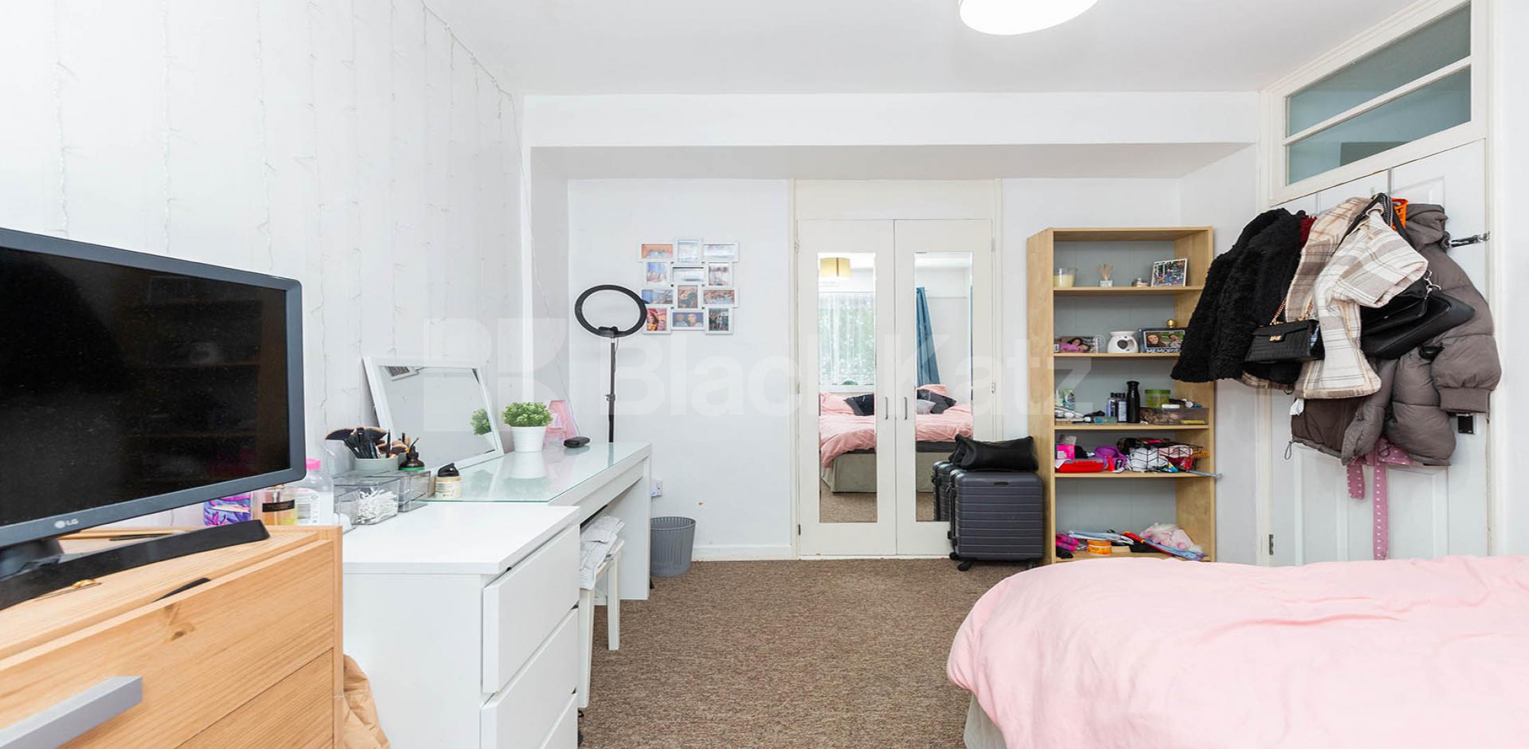 			CLOSE TO CITY UNI, 3 Bedroom, 1 bath, 1 reception Apartment			 Agdon Street EC1, CLERKENWELL